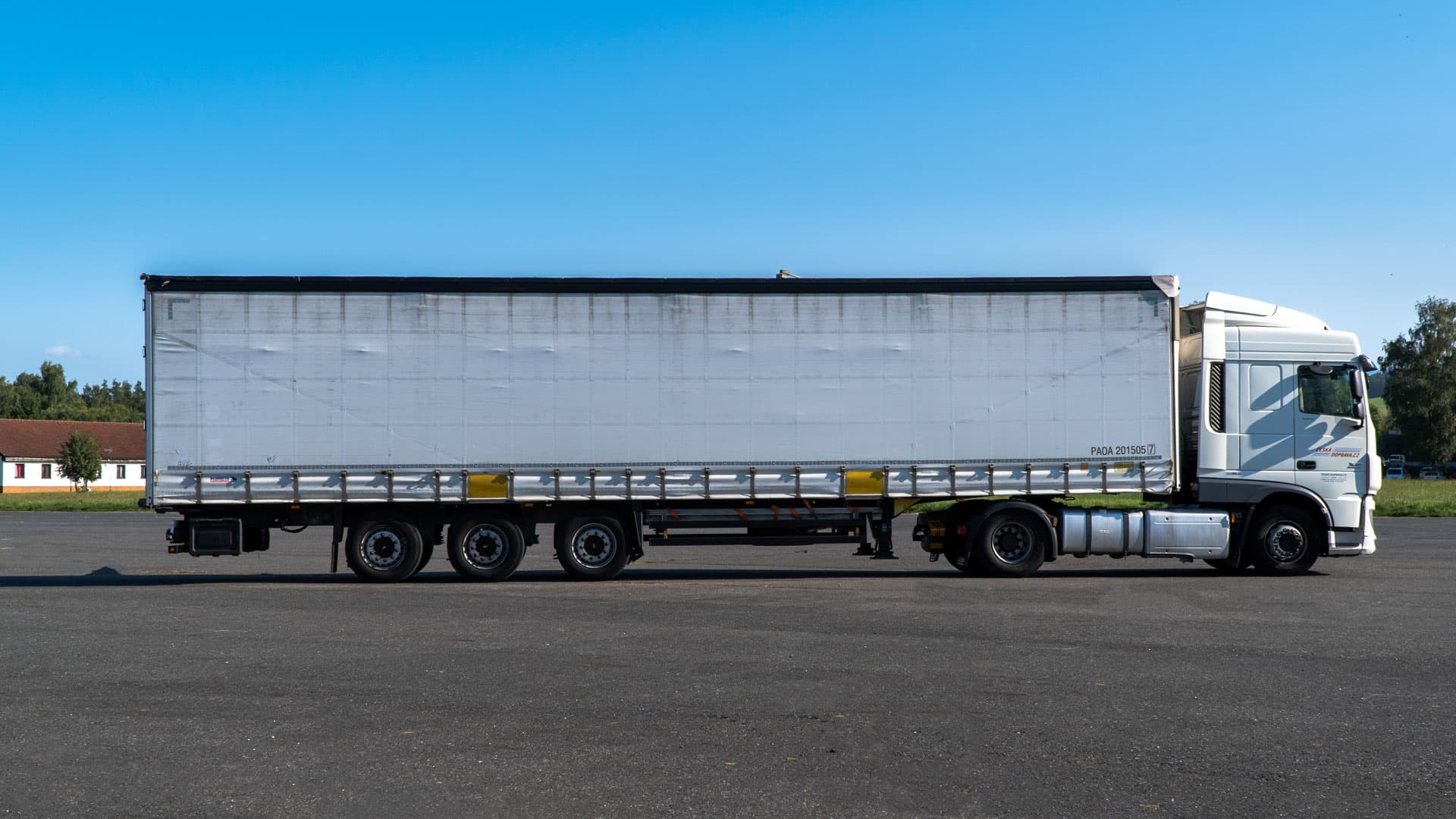 Nákladní vůz DAF XF + návěs SCHMITZ