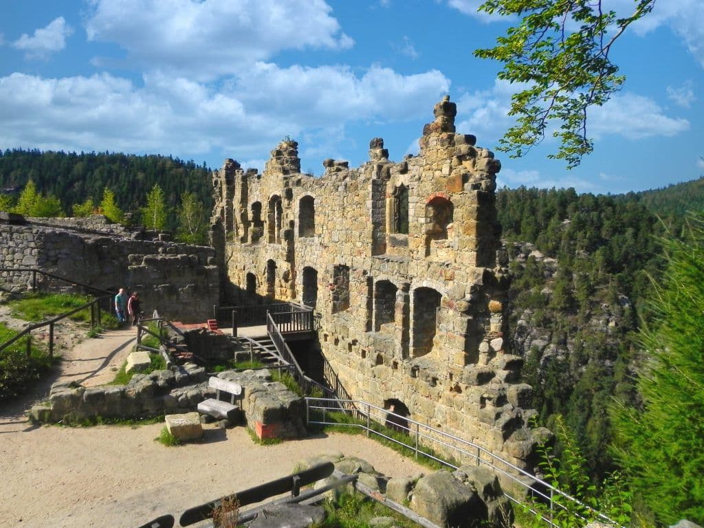 2535 Hrad a klášter Oybin se zastávkou za českými skláři